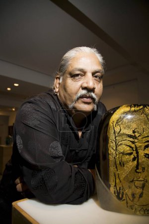 Foto de Charan Sharma famoso artista indio en la galería de arte del museo Kala Ghoda, Bombay ahora Mumbai, Maharashtra, India - Imagen libre de derechos