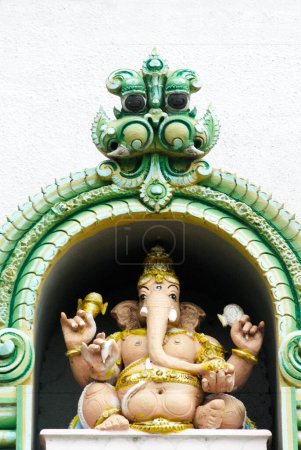 Téléchargez les photos : Lord Ganesh ; stucco coloré au-dessus de l'entrée de Adi Shankaracharya Math à Saras baug ; Pune ; Maharashtra ; Inde - en image libre de droit