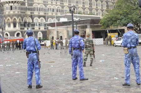 Téléchargez les photos : Force d'action rapide Commando de la RAF devant l'hôtel Taj Mahal ; après l'attaque terroriste de Deccan Moudjahidin le 26 novembre 2008 à Bombay Mumbai ; Maharashtra ; Inde - en image libre de droit