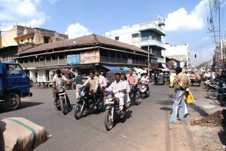Téléchargez les photos : Place de marché nouvelle route à Ujjain, Madhya Pradesh, Inde - en image libre de droit