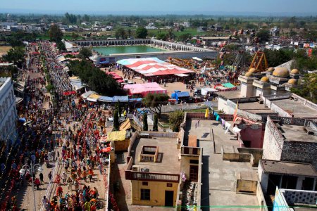 Foto de Vista aérea de Anandpur Sahib durante el festival Hola Mohalla en el distrito de Rupnagar, Punjab, India - Imagen libre de derechos