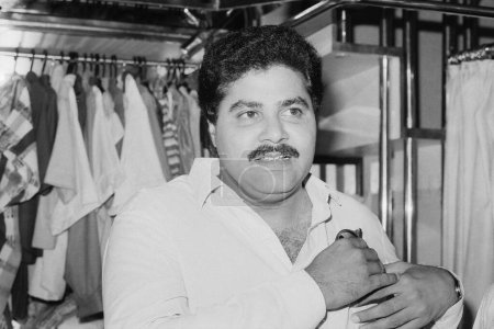 Foto de Indio viejo vintage 1980s negro y blanco bollywood cine hindi película actor, India, Satish Shah, actor indio - Imagen libre de derechos
