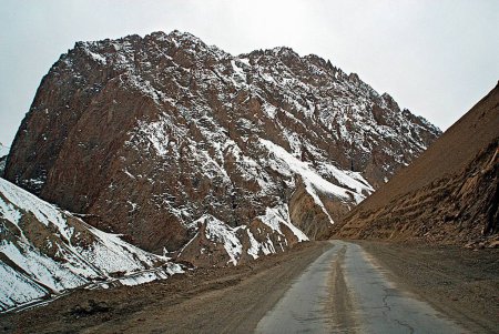 Carretera angosta de leh kargil con montaña del Himalaya; Ladakh; Jammu y Cachemira; India 9-abril-2008