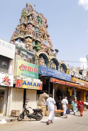 Téléchargez les photos : Façade richement décorée et Gopuram ; temple Arulmigu Thayumanaswami ; Tiruchirappalli ; Trichy ; Tamil Nadu ; Inde - en image libre de droit