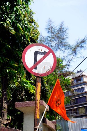Téléchargez les photos : Drapeau électoral de bajrang dal avec panneau de signalisation suggérant s'il vous plaît ne pas aller à droite - en image libre de droit
