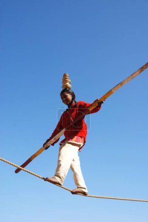 Téléchargez les photos : Fille acrobate sur corde, Jaisalmer, Rajasthan, Inde - en image libre de droit