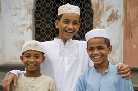 Téléchargez les photos : Trois garçons musulmans souriant ; Fort Lalbagh ; Dacca ; Bangladesh - en image libre de droit