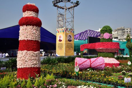 Foto de Faro con flores, Jardín de flores, Surat, Gujarat, India, Asia - Imagen libre de derechos