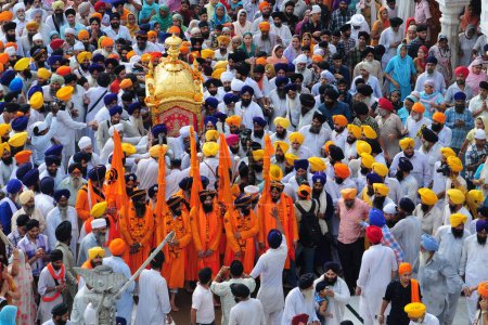 Téléchargez les photos : Dévots portant palanquin, temple d'or, amritsar, punjab, Inde, asie - en image libre de droit