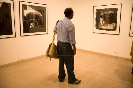 Foto de Exposición de fotógrafos de bellas artes mirando fotos Chobi Mela, Dhaka, Bangladesh Nov 2006 - Imagen libre de derechos