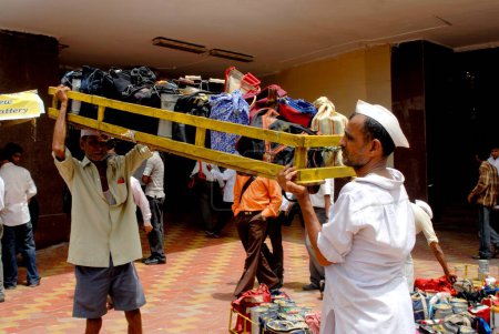 Foto de Tiffinwala o dabbawala que lleva la caja, Bombay Mumbai, Maharashtra, India - Imagen libre de derechos