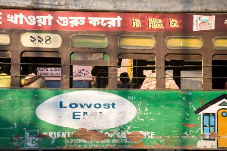 Téléchargez les photos : Tram en Inde ancienne façon de faire la navette, Calcutta maintenant Kolkata, Bengale occidental, Inde - en image libre de droit