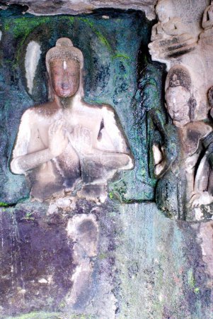 Statue en ruine sur le mur de Bouddha Pandav Leni ; Nashik ; Maharashtra ; Inde