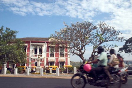 Téléchargez les photos : Motos, Famille à vélo, Mahatma Gandhi Road, Ancienne structure portugaise, Panjim, Goa, Inde - en image libre de droit