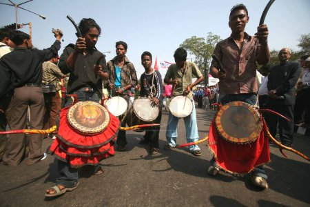 Téléchargez les photos : Tribal exécutant des instruments de musique au village de Ghatsila sub, division lors de la célébration du centenaire de la formation de Jamshedpur appelé Tata Nagar, Jharkhand, Inde - en image libre de droit