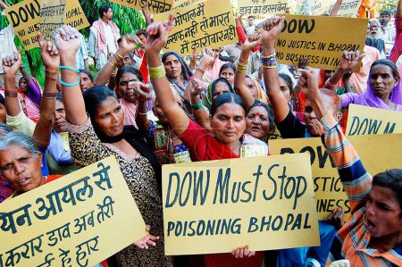 Foto de Sobrevivientes y familiares de Bhopal Gas Tragedy protestan frente a Dow Chemical Company, Bombay Mumbai, Maharashtra, India - Imagen libre de derechos
