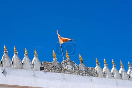 Flagge auf bhagwan shri mahavir swami digamber mandir jain derasa Tempel; Devlali; Maharashtra; Indien November-2008