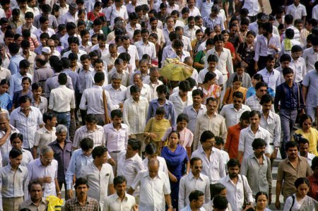 Téléchargez les photos : Vue aérienne de la foule sur la rue indienne - en image libre de droit