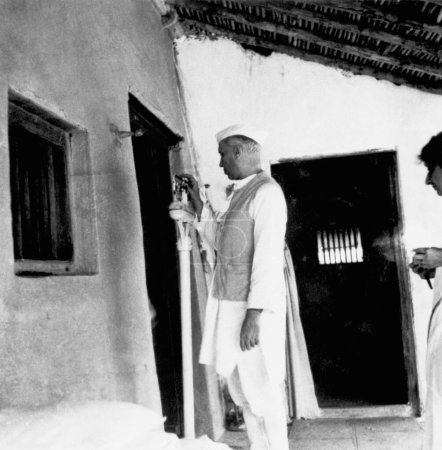 Téléchargez les photos : Jawaharlal Nehru debout sur une balance à l'ashram de Sevagram, 1944, Rajkumari Amrit Kaur - en image libre de droit