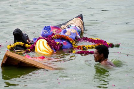 Téléchargez les photos : Lord ganesh immersion dans le réservoir de muthannankulam, Coimbatore, Tamil Nadu, Inde - en image libre de droit