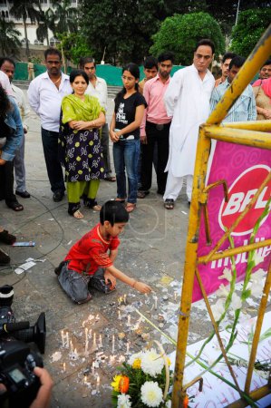 Téléchargez les photos : Allumage de bougies devant l'hôtel Taj Mahal, après l'attaque terroriste de Deccan Moudjahidin le 26 novembre 2008 à Bombay Mumbai, Maharashtra, Inde - en image libre de droit