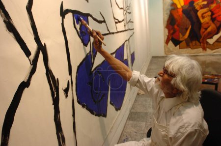 Foto de Pintor M.F. Hussain en el trabajo en la galería de arte Pundole; Bombay Mumbai; Maharashtra; India - Imagen libre de derechos