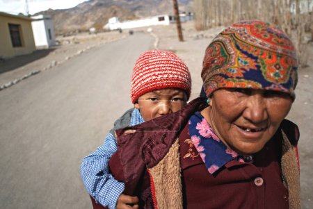 Téléchargez les photos : Vieille dame avec petit-fils, Leh, Ladakh, Jammu-et-Cachemire, Inde 11, avril, 2008 - en image libre de droit