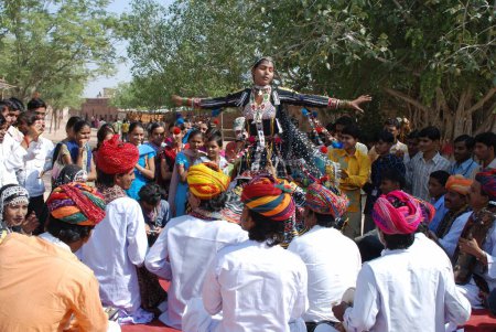 Foto de Folk, Gente disfrutando de kalbelia dance, Jodhpur, Rajasthan, India - Imagen libre de derechos