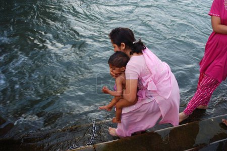 Téléchargez les photos : Mère et fils à Har Ki Pauri, Haridwar, Uttar Pradesh, Inde - en image libre de droit