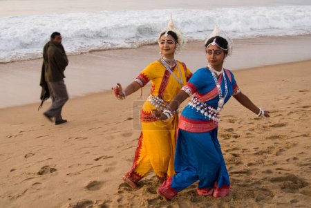 Téléchargez les photos : Danseurs Odissi sur la plage de Chandrabhaga près de Konarak, Orissa, Inde - en image libre de droit