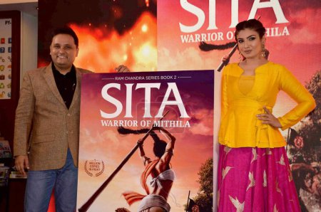 Foto de Amish Tripathi, autora india, Raveena Tandon, actriz india, lanzamiento del libro, Sita Warrior of Mithila, Mumbai, India, 3 de mayo de 2017 - Imagen libre de derechos