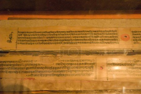 Foto de Escritos antiguos del manu en el templo de Jain en Jaisalmer; Rajasthan; India - Imagen libre de derechos