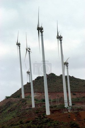 Téléchargez les photos : Windmills farms at Chitradurg ; 250 Kms from Bangalore ; Karnataka ; India - en image libre de droit
