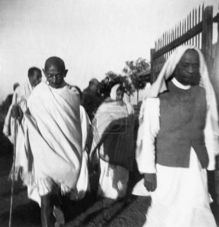 Foto de Mahatma Gandhi caminando con Sardar Vallabhbhai Patel y otros en Bardoli, 1939, India - Imagen libre de derechos