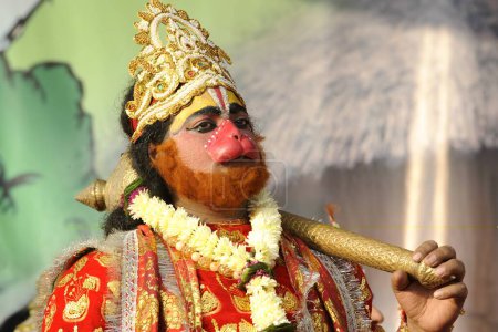 Téléchargez les photos : Artiste interprétant le rôle de hanuman à Ramleela sur le festival dussera dusera, Inde - en image libre de droit