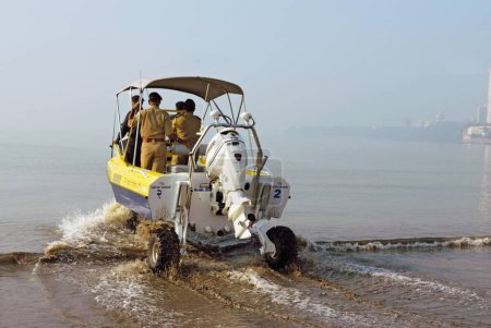 Téléchargez les photos : Commandos de police dans les véhicules amphibies à, Marine Drive, Bombay, Mumbai, Maharashtra, Inde - en image libre de droit