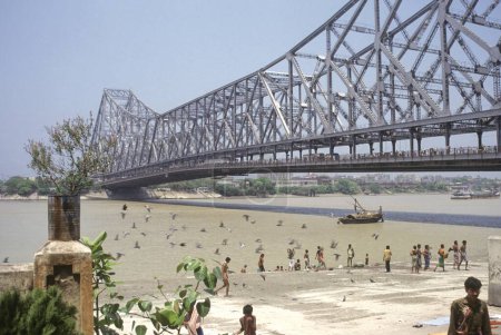 Téléchargez les photos : Pont Howrah au-dessus de Hoogly River ; Calcutta ; Bengale occidental ; Inde - en image libre de droit