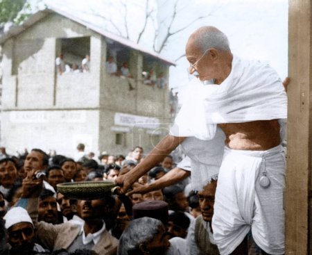 Foto de Mahatma Gandhi recogiendo donaciones en la plataforma para el Fondo Harijan, India, Asia, enero 1946 - Imagen libre de derechos