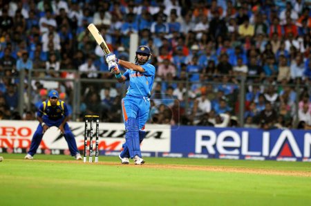 Téléchargez les photos : Le batteur indien Yuvraj Singh joue sa chance lors de la finale de la Coupe du monde 2011 entre l'Inde et le Sri Lanka au stade Wankhede le 2 avril 2011 à Mumbai en Inde - en image libre de droit