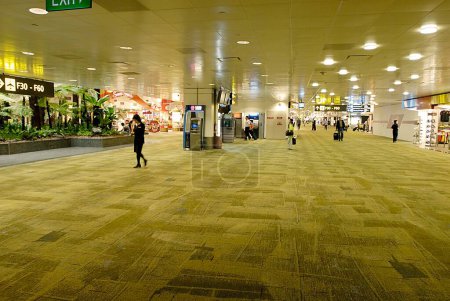 Téléchargez les photos : Boutiques et sentiers à l'aéroport de Singapour, Singapour - en image libre de droit