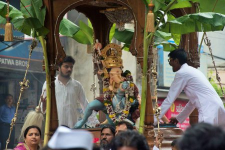 Téléchargez les photos : Procession du Seigneur Ganesha, Pune, Maharashtra, Inde, Asie - en image libre de droit