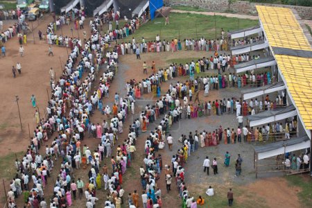 Téléchargez les photos : Les électeurs dans la file d'attente bureau de vote Mumbai Maharashtra Inde Asie Oct 2009 - en image libre de droit