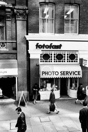 Téléchargez les photos : Fotofast photo service photographie shop Londres Angleterre Royaume-Uni Royaume-Uni 1986 - en image libre de droit