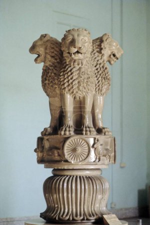 Téléchargez les photos : Pilier Ashokan IIIe siècle avant JC , sarnath, varanasi, uttar pradesh, Inde - en image libre de droit