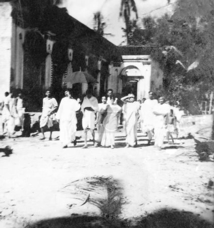 Téléchargez les photos : Mahatma Gandhi, Sushila Nayar, Abha Gandhi et d'autres marchant, 1944, Inde - en image libre de droit