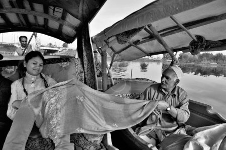 Téléchargez les photos : Vendeur du Cachemire vendant châle au touriste sur shikara, Nagin Lake, Dal Lake, Srinagar, Cachemire, Jammu-et-Cachemire, Inde, Asie - en image libre de droit