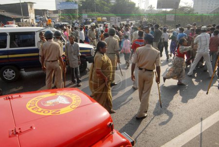 Téléchargez les photos : La police anti-émeute tente de contrôler la situation après que la communauté dalit ait eu recours à des manifestations violentes, Bo mbay maintenant Mumbai, Maharashtra, Inde - en image libre de droit