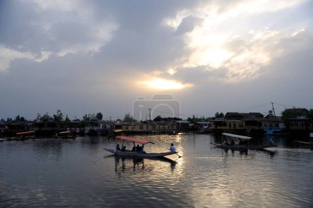 Puesta de sol en el lago dal, Srinagar, Jammu y Cachemira, India