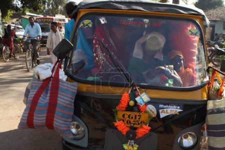 Foto de Personas sentadas en rickshaw, haat market, bastar, chhattisgarh, india, asia - Imagen libre de derechos