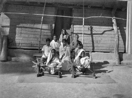 Téléchargez les photos : Vieux millésime 1900 noir et blanc photo de femmes indiennes avec des roues tournantes Gujarat Inde Années 1940 - en image libre de droit